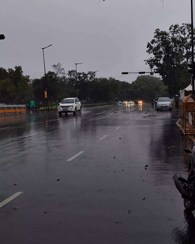 बारिश के बाद दिल्ली के कुछ इलाकों में ट्रैफिक जाम भी देखने को मिला।