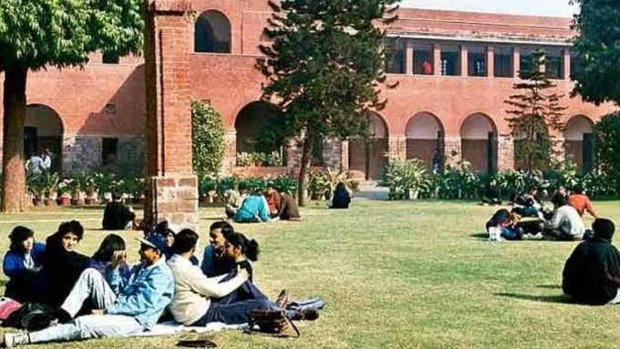 9. 12 कॉलेजों का मसला अब तक नहीं सुलझा है। दिल्ली सरकार से वक्त पर फंड न मिलने की शिकायतें बनी हुई हैं। नियुक्तियां नहीं हो पा रही हैं। इस मसले में यूनिवर्सिटी का अभी क्या रुख है?