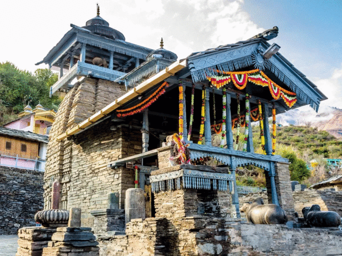 मंदिर के गर्भगृह में है इन देवी देवताओं की मूर्तियां