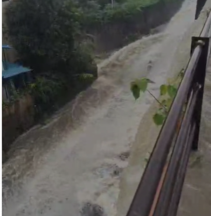 Pune News: कात्रज पेशवे तलाव पुलावरून पाणी वाहत असल्याने रस्ता बंद