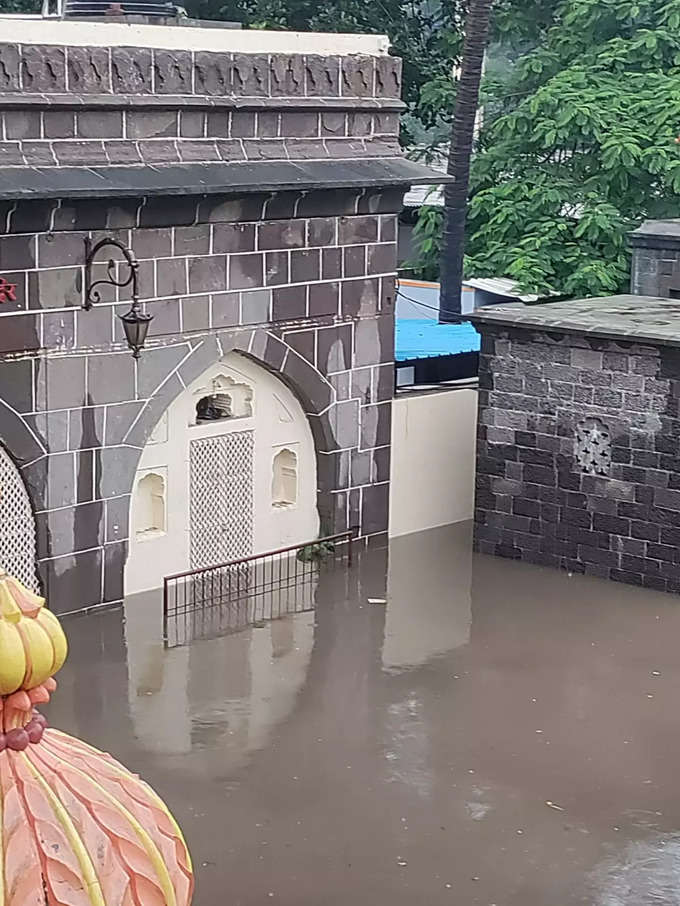 Pune Rain: ओंकारेश्वर मंदिर निम्म्याहून अधिक पाण्याखाली