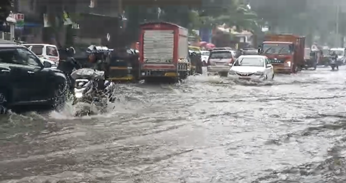 Mumbai Rain: मुंबईत मुसळधार पाऊस सुरु, दहिसर आनंदनगर परिसरात साचले पाणी
