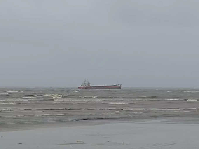 Raigad Rains :  अलिबाग समुद्र किनारी भरकटले मालवाहू जहाज