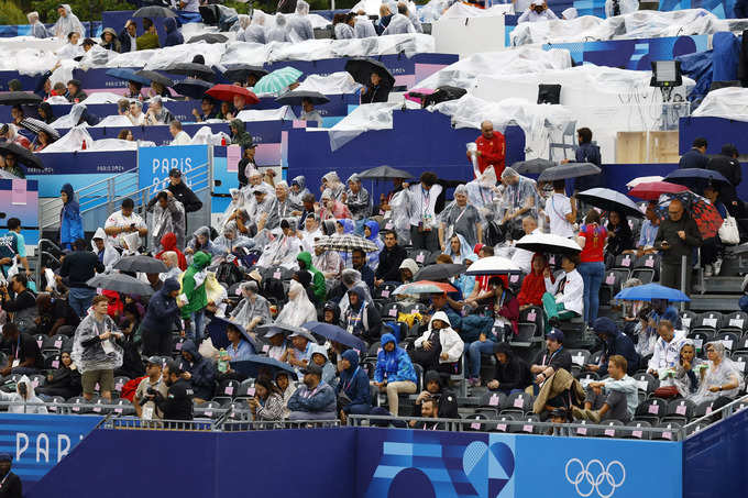 Paris Olympics Opening Live: सेन नदीच्या काठावर प्रेक्षकांची गर्दी 