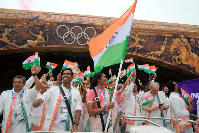 Paris Olympics Opening Live: पॅरिस ऑलिम्पिक उद्घाटन सोहळ्यात भारतीय खेळाडूंची एंन्ट्री, पीव्ही सिंधू ध्वजवाहक