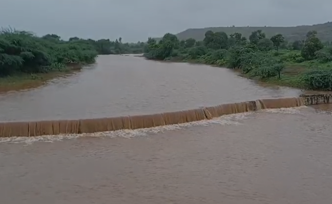 Dhule Rain: साक्रीतील बुराई नदीला पहिल्यांदाच आला पूर