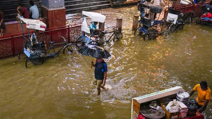 आधे घंटे की बारिश में पानी-पानी हुई दिल्ली