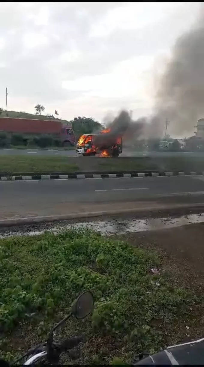 Dhule News : नगावबारी महामार्गावर धावत्या प्रवासी गाडीला आग, सुदैवाने मोठी हानी टळली