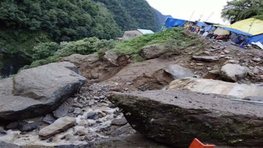 kedarnath flash flood gauri kund sonprayag flooded several devotees rescue  from emergency helipad - केदारनाथ में बादल फटा कई जगह पत्थर गिरे चार धाम  यात्रा रोकी गई रेस्क्यू ऑपरेशन जारी