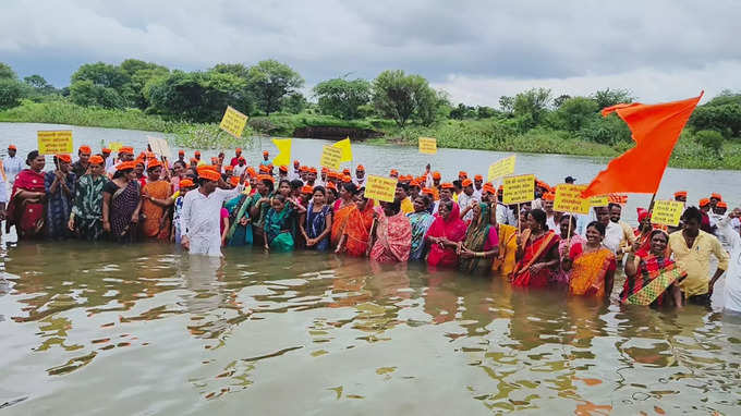 Latur News : तेरणा नदीच्या पात्रात आदिवासी कोळी बांधवांचं आंदोलन