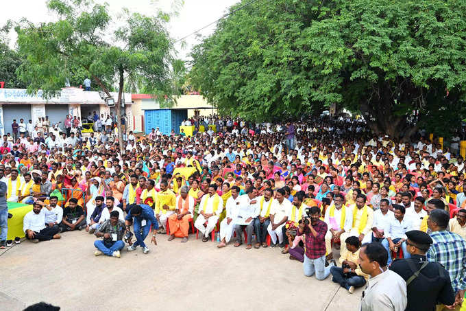 జోరు వానను సైతం లెక్కచేయక.. చంద్రబాబుపై చెరగని అభిమానం