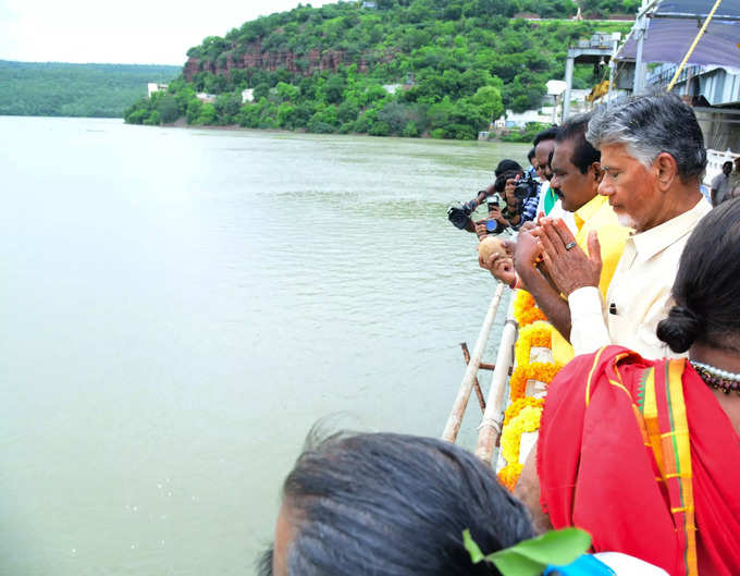 శ్రీశైలంలో సీఎం చంద్రబాబు పర్యటన.. కృష్ణమ్మకు జలహారతి