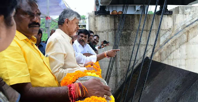 శ్రీశైలంలో సీఎం చంద్రబాబు పర్యటన.. కృష్ణమ్మకు జలహారతి