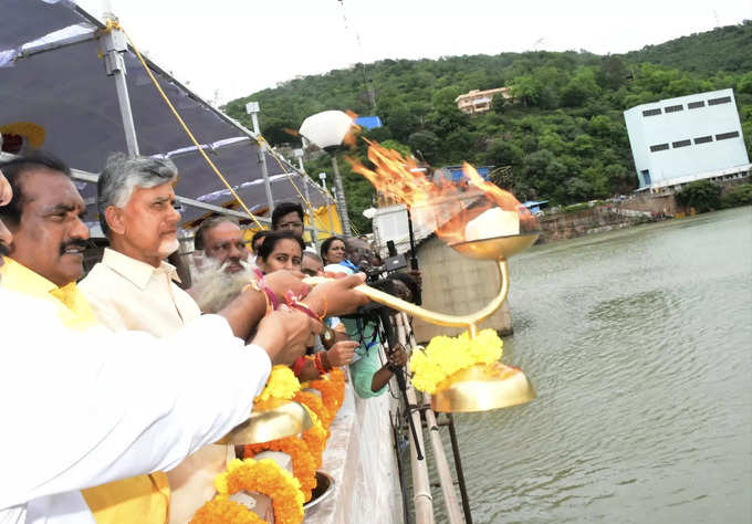 శ్రీశైలంలో సీఎం చంద్రబాబు పర్యటన.. కృష్ణమ్మకు జలహారతి