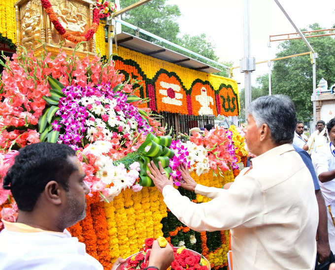 శ్రీశైలంలో సీఎం చంద్రబాబు పర్యటన.. కృష్ణమ్మకు జలహారతి