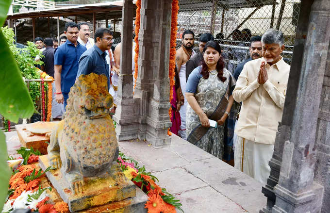 శ్రీశైలంలో సీఎం చంద్రబాబు పర్యటన.. కృష్ణమ్మకు జలహారతి