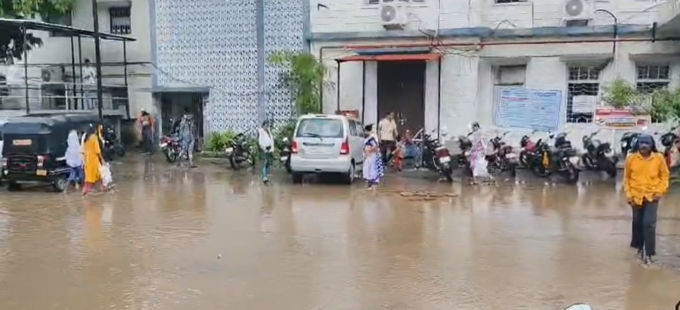Dhule News: पावसामुळे जिल्हा रुग्णालय परिसरात मोठ्या प्रमाणात साचले पाणी
