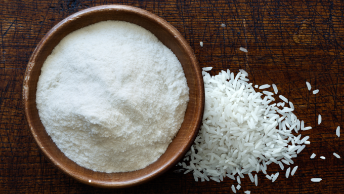 चेहरे पर चावल का आटा लगाने से क्या फायदा होता है