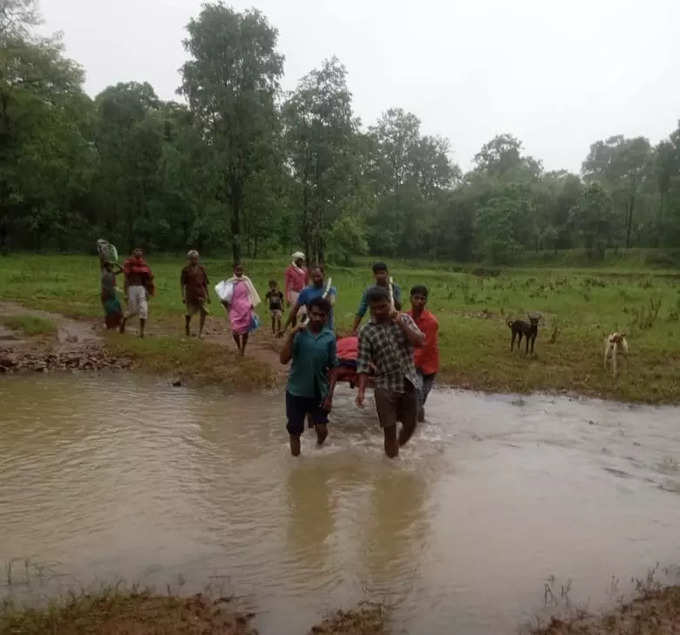 Gadchiroli News: गर्भवती महिलेसाठी खाटेची कावड करून दोन किलोमीटर पायपीट; गडचिरोलीतील विदारक चित्र