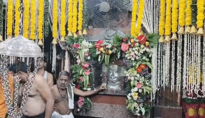 Beed Parali Vaidyanath: पाचवे ज्योतिर्लिंग परळीचे श्री वैजनाथाच्या दर्शनासाठी भाविकांची रात्रीपासूनच गर्दी