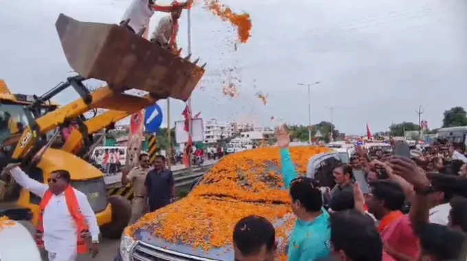 Latur News : राज ठाकरे यांचे लातूर मधील जंगी स्वागत, बाईक रॅली पुष्पवृष्टी करून कार्यकर्त्यांनी केले जल्लोषात स्वागत