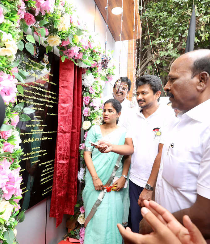 மருத்துவமனையில் உள்ள உள்கட்டமைப்பு வசதிகளை அமைச்சர் உதயநிதி ஸ்டாலின் ஆய்வு செய்தார். 