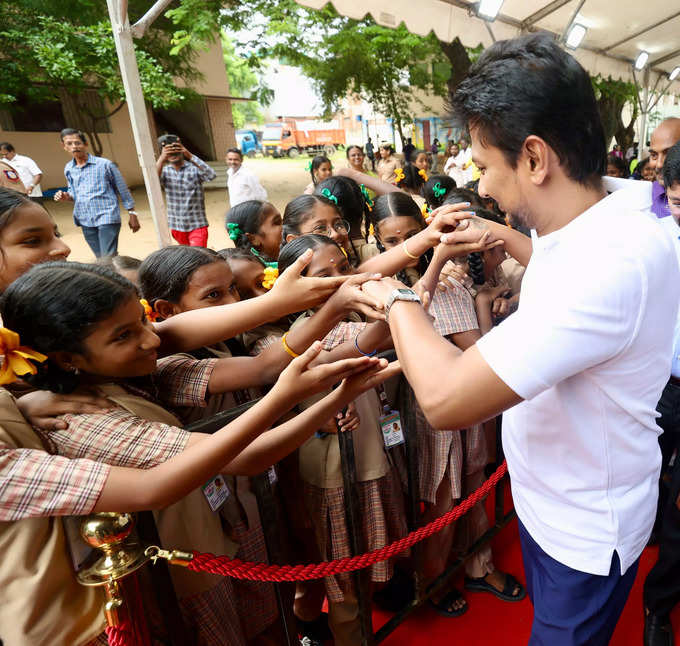 மேலும் அங்கிருந்த கருணாநிதி திருவுருவப்படத்திற்கும் உதயநிதி ஸ்டாலின் மரியாதை செலுத்தினார்.