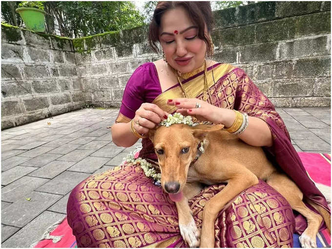 ​ಶ್ವಾನಕ್ಕೆ ಹೂವು ಮುಡಿಸಿದ ಪ್ರಿಯಾಂಕಾ​