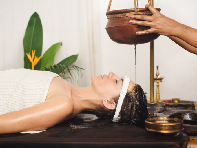 ayurveda panchkarma head oil massage