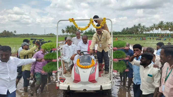 ಎಚ್‌ಡಿಕೆ, ನಿಖಿಲ್ ಕುಮಾರಸ್ವಾಮಿಯಿಂದ ಭತ್ತದ ನಾಟಿ