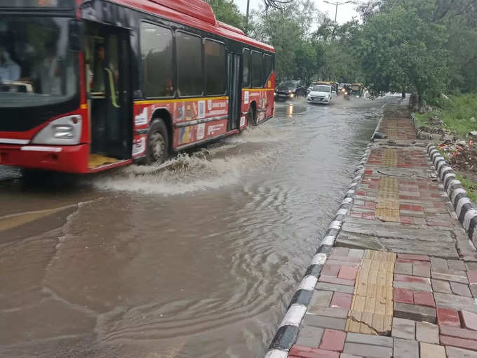 कुतुबमीनार के आसपास जलभराव