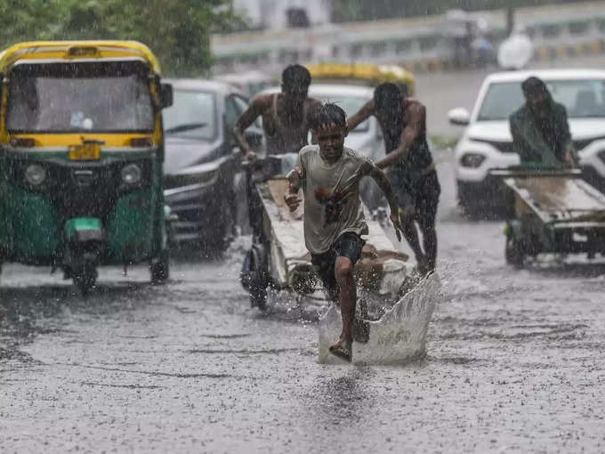 नोएडा की सड़कों पर भारी जलभराव