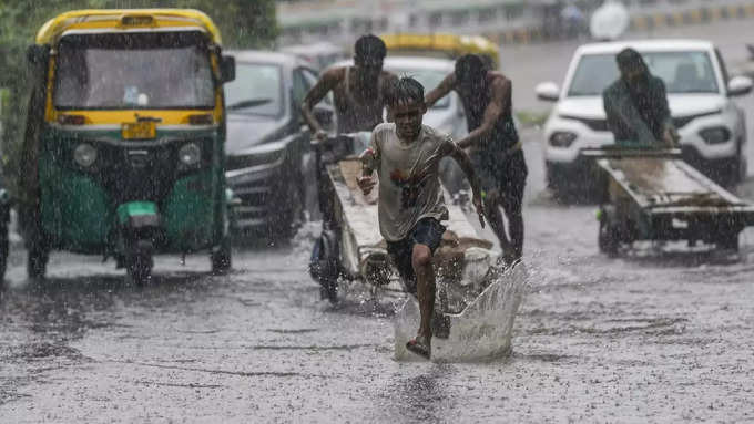 रोहिणी में बारिश के पानी में डूबकर बच्चे की मौत