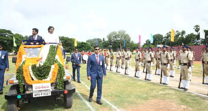 కాకినాడలో ఇండిపెండెన్స్ డే  వేడుకల్లో పవన్.. డిప్యూటీ సీఎం హోదాలో తొలిసారి..