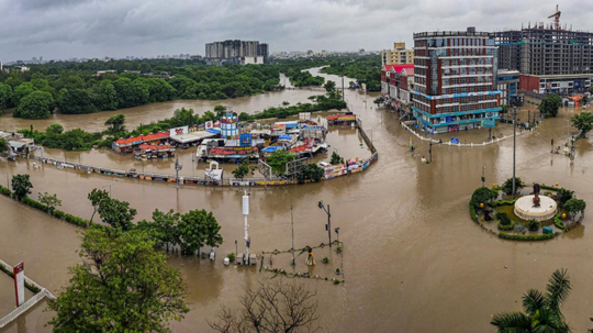 குஜராத் கனமழையால் பலி எண்ணிக்கை உயா்வு... பல கிராமங்கள் இருளில் மூழ்கின