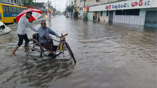 200 ஆண்டுகளில் இல்லாத மழை.. விடிய விடிய வெளுத்து வாங்கியதால் வெள்ளாக்காடான ஆந்திரா.. 8 பேர் பலி!