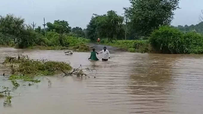 Jalna Rain: जालन्यात पावसाचे थैमान, पांगरी गावचा लघु प्रकल्प पूर्ण क्षमतेने भरला, गावाला पाण्याचा वेढा