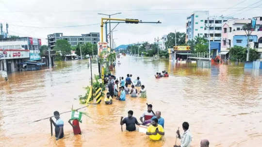 ஆந்திரா, தெலங்கானாவை உருக்குலைத்த பேய் மழை.. 35 பேர் பலி.. தவிக்கும் 4.5 லட்சம் பேர்.. உணவுக்காக அலையும் அவலம்!