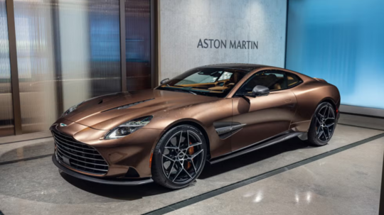 Aston Martin Vanquish அசர வைக்கும் V12 இன்ஜின் பவருடன் அறிமுகம்