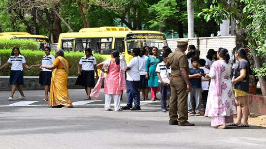 பள்ளிகளுக்கு விடுமுறை விடப்படுவதற்காக இப்படியா? மாணவர்கள் செய்த அதிர்ச்சி செயல் அம்பலம்!