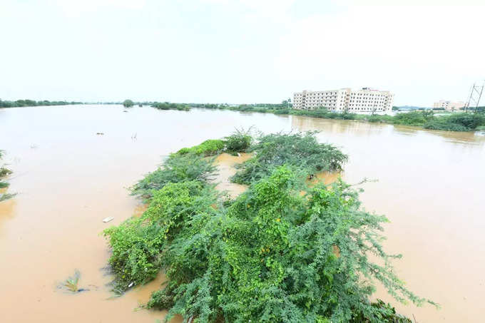 వరద, బురద లెక్కచేయకుండా చంద్రబాబు పర్యటన.. హ్యాట్సాఫ్ సీఎం