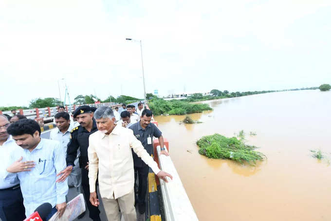 వరద, బురద లెక్కచేయకుండా చంద్రబాబు పర్యటన.. హ్యాట్సాఫ్ సీఎం