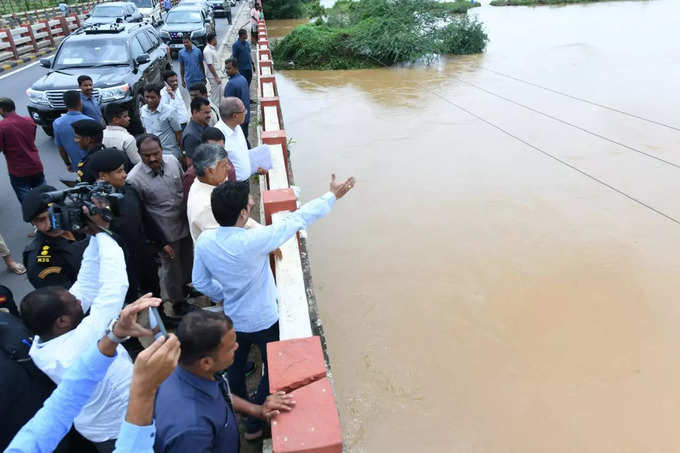 వరద, బురద లెక్కచేయకుండా చంద్రబాబు పర్యటన.. హ్యాట్సాఫ్ సీఎం