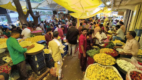 விநாயகர் சதுர்த்தி கொண்டாட்டம்: பூக்கள் விலை கிடுகிடு உயர்வு!