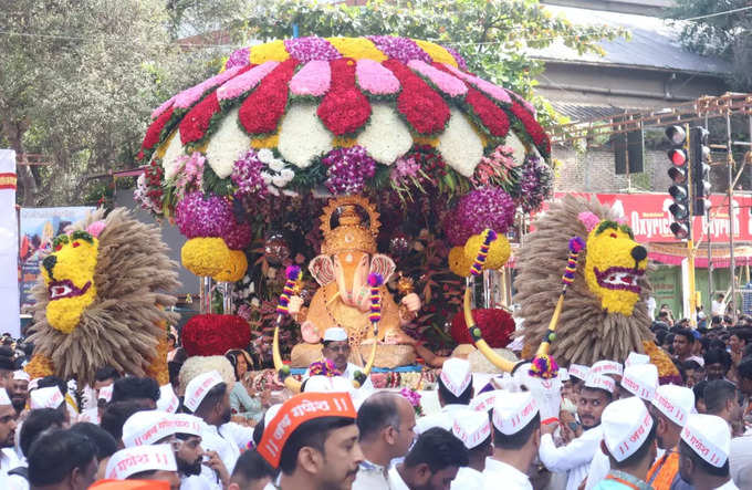 दगडूशेठ गणपतीला महाराष्ट्रभरातून अनेकांची उपस्थिती