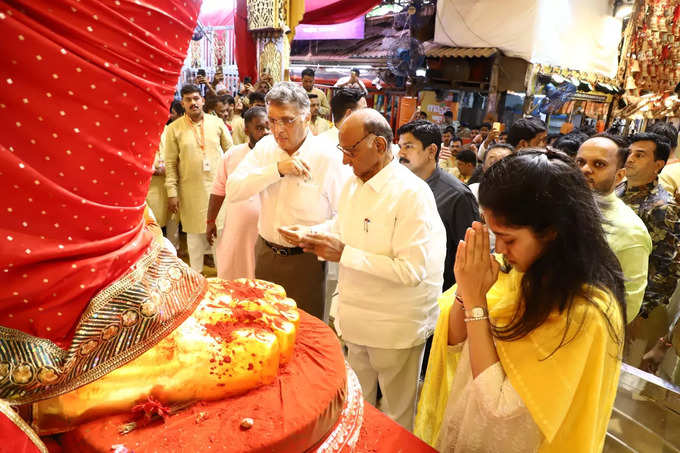 लालबाग राजाच्या चरणी प्रार्थना