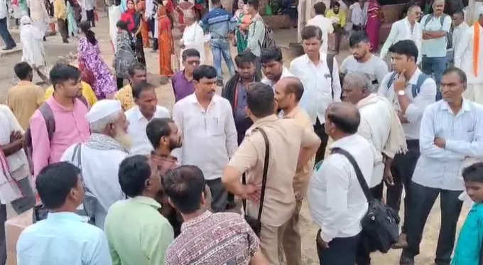 Beed News : बीडमध्ये बसच्या मार्गावरून ड्रायव्हर - कंडक्टरला कर्मचाऱ्याची हमरी - तुमरी करत शिवीगाळ