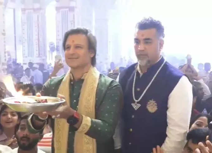 विवेक ओबेरॉय दगडूशेठ गणपतीच्या चरणी...