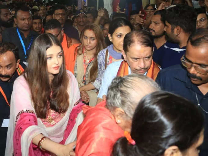 Aishwarya Rai With Mom & Daughter  at GSB Ganpati Darshan (3)