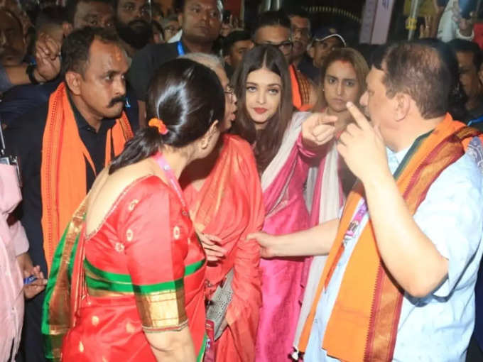 Aishwarya Rai With Mom & Daughter  at GSB Ganpati Darshan (2)